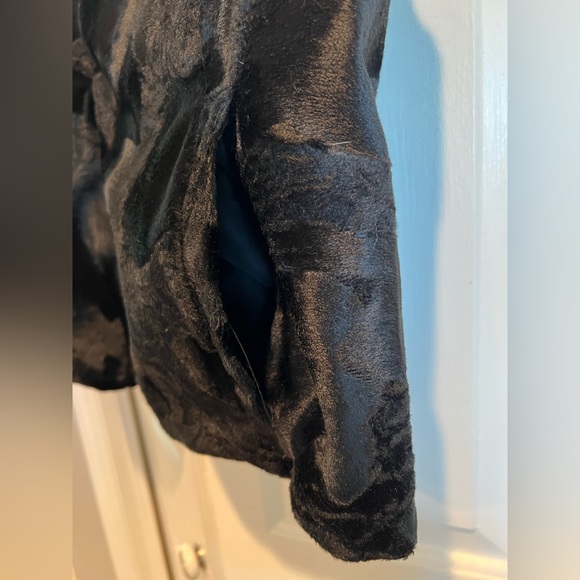 Italian Made AMATI Black Vest, Zip Front, Faux Fur Outside with POCKETS - Picture 5 of 13